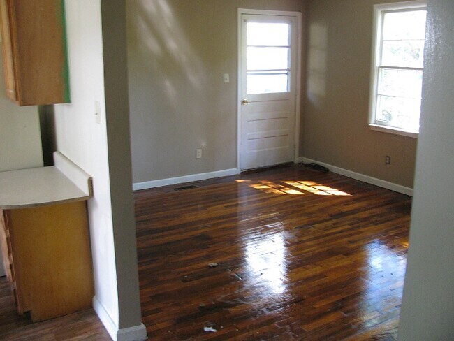 Building Photo - 104 Jarrett Ln