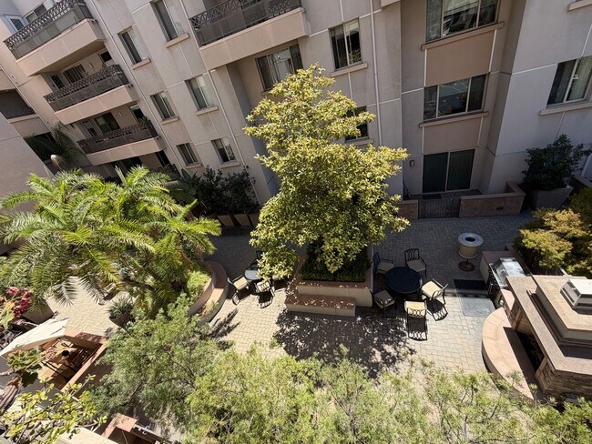 Foto del edificio - 931 E Walnut St