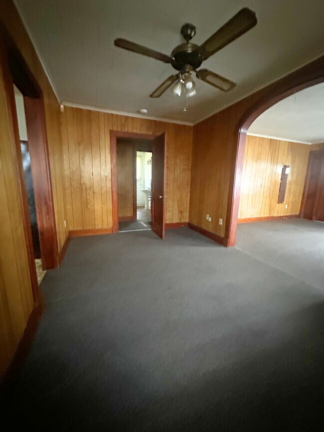 Building Photo - 505 E Coleman Ave