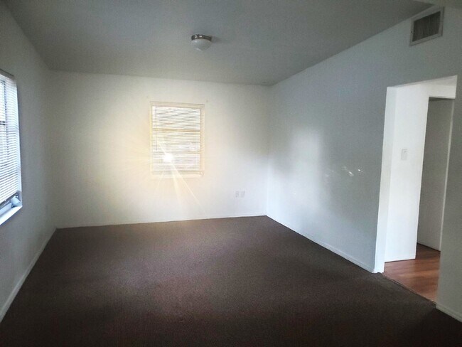 Building Photo - Annual One Bedroom One Bath Upstairs Condo...