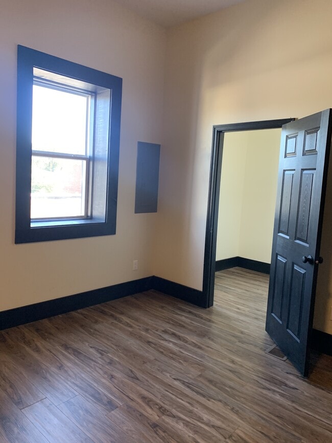 Building Photo - 103 S Main St