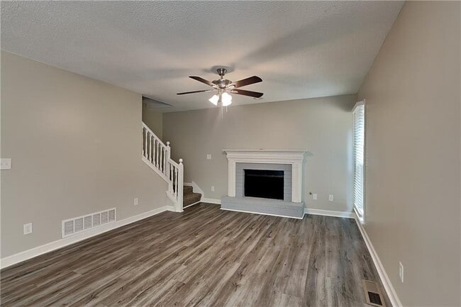 Foto del edificio - 32 Camden Woods Pl