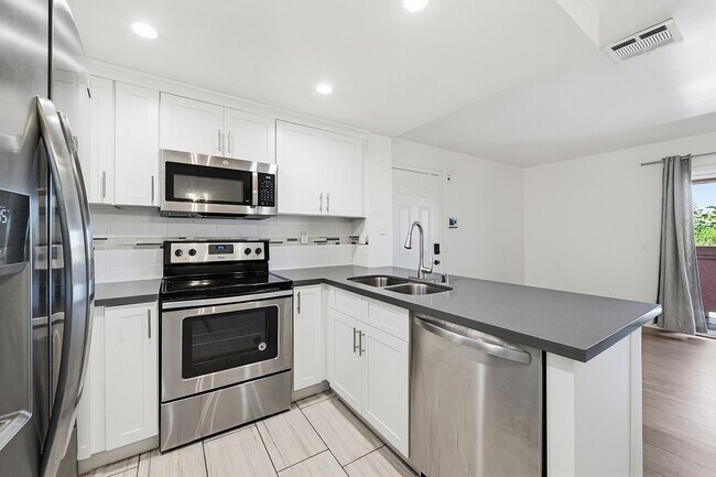 Foto del edificio - 4810 S La Brea Ave