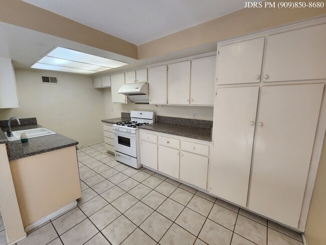 Building Photo - Fullerton 3 Bedroom Townhouse