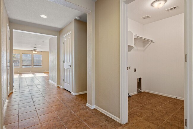 Foto del edificio - Four Bedroom Home in Summerlyn!!!!