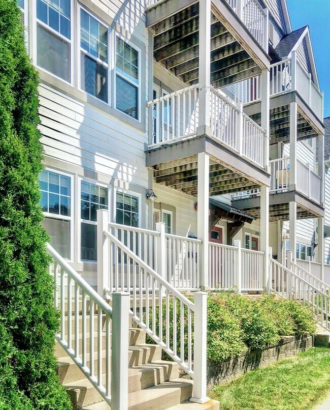 Building Photo - 1770 N Warren Ave