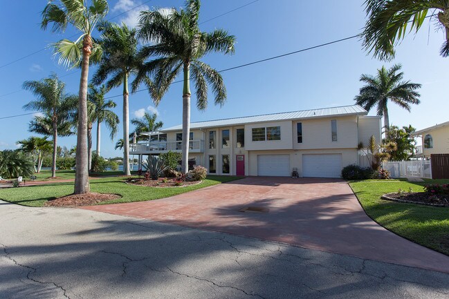 909 Prescott St, Fort Myers Beach, FL 33931 House for