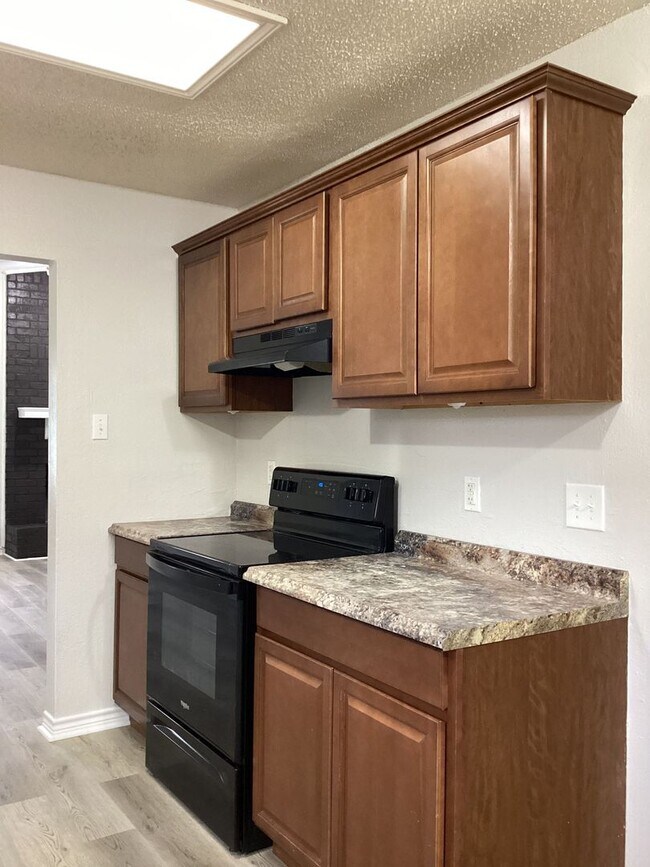 Building Photo - PRICE REDUCTION - AVAILABLE NOW!