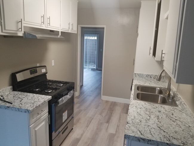 Kitchen - 930 N Unruh Ave