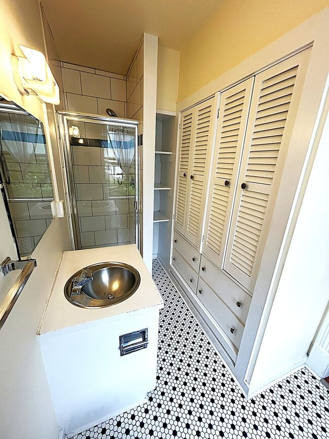 Building Photo - 46 N Prospect St