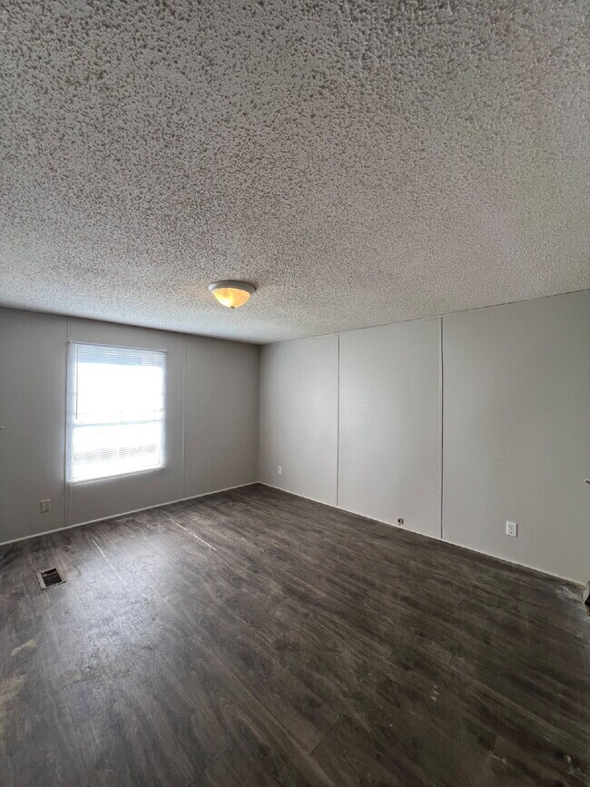 Foto del edificio - 2 BR | 2 BA in Pikeville! Trash Pick-Up Included!