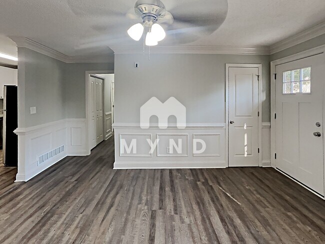 Building Photo - 585 Oak Way