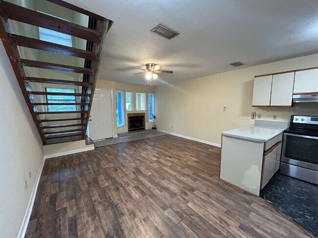 Foto del edificio - Spacious 2 bedroom townhouse with an additional loft located near TCC!