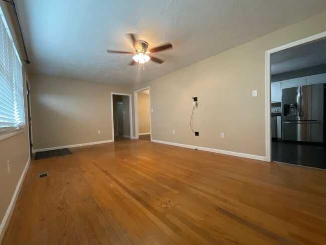 Building Photo - Move in special - 3 bedroom/2 bath brick h...