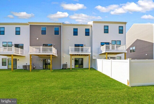 Foto del edificio - 466 Still Feather Ave