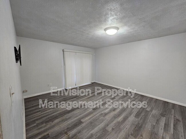 Foto del edificio - 966 Pine Hollow Rd