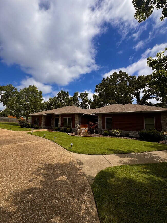Building Photo - 723 N Lakeview Dr