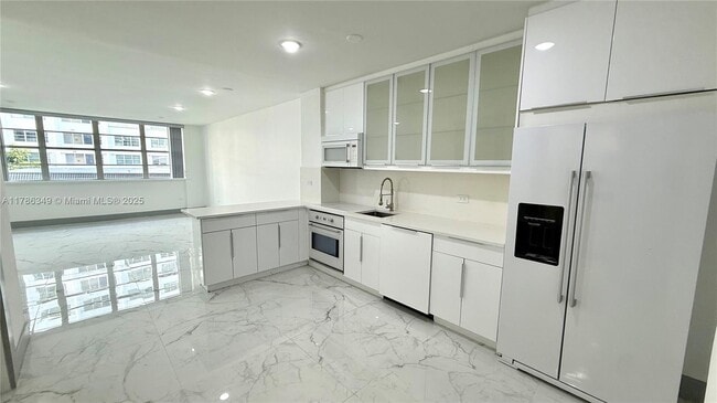 Building Photo - 999 Brickell Bay Dr