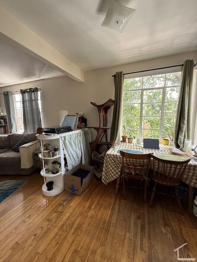 Building Photo - Cozy spacious unit near Cleveland Circle available 9/1/26