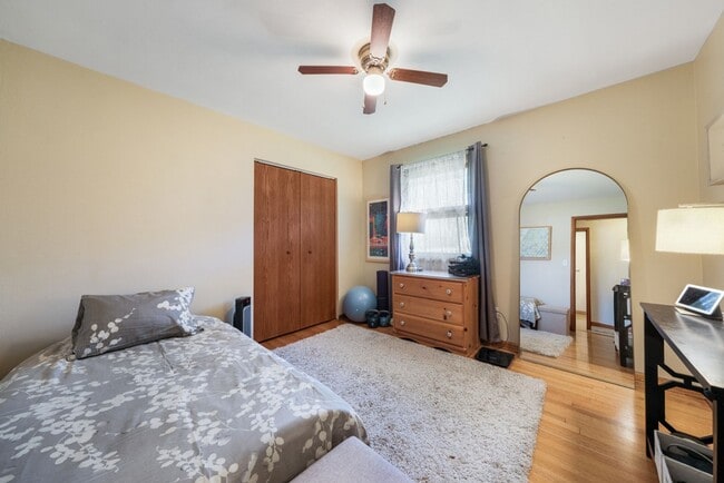 Building Photo - 2 bedroom 1 bathroom Duplex FOR RENT (subl...