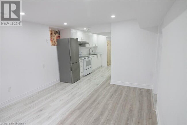 Building Photo - 473 Avens St
