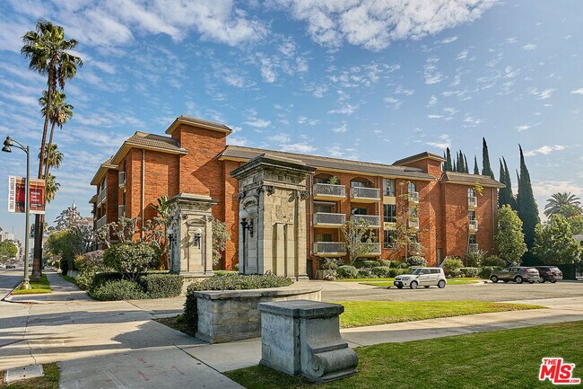 Building Photo - 4444 Wilshire Blvd