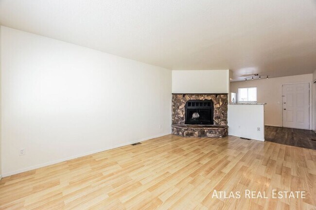 Building Photo - Very cute, great location!