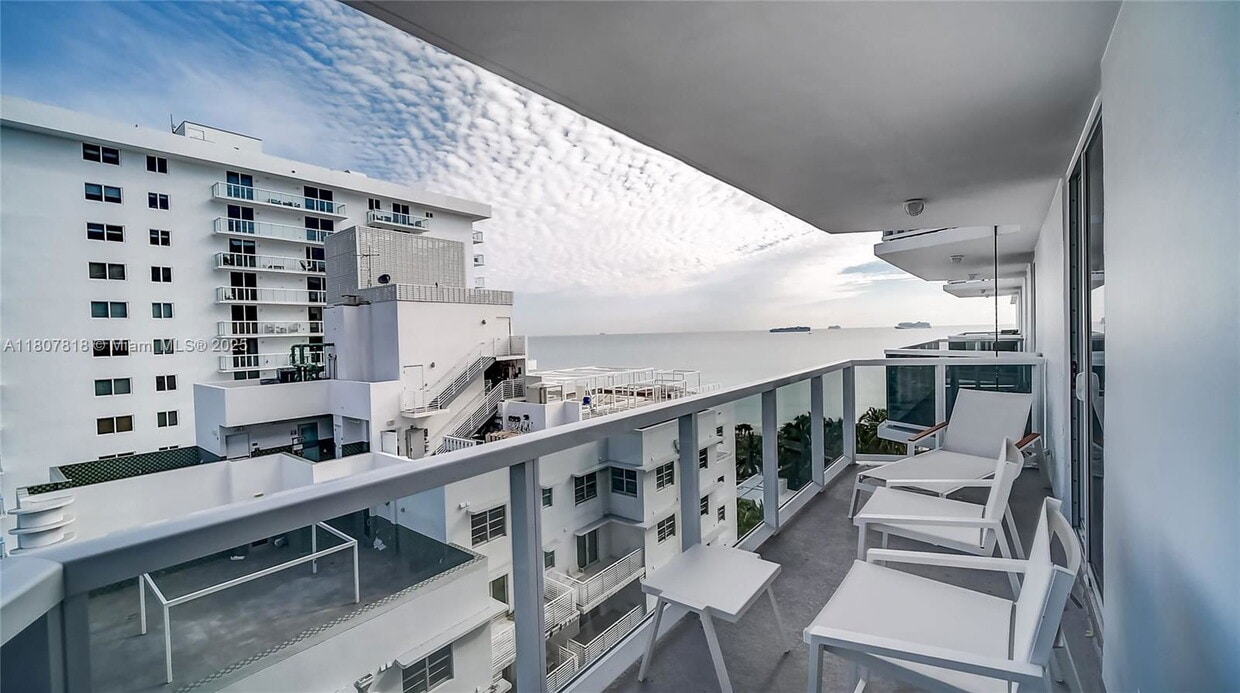 Primary Photo - 2401 Collins Ave