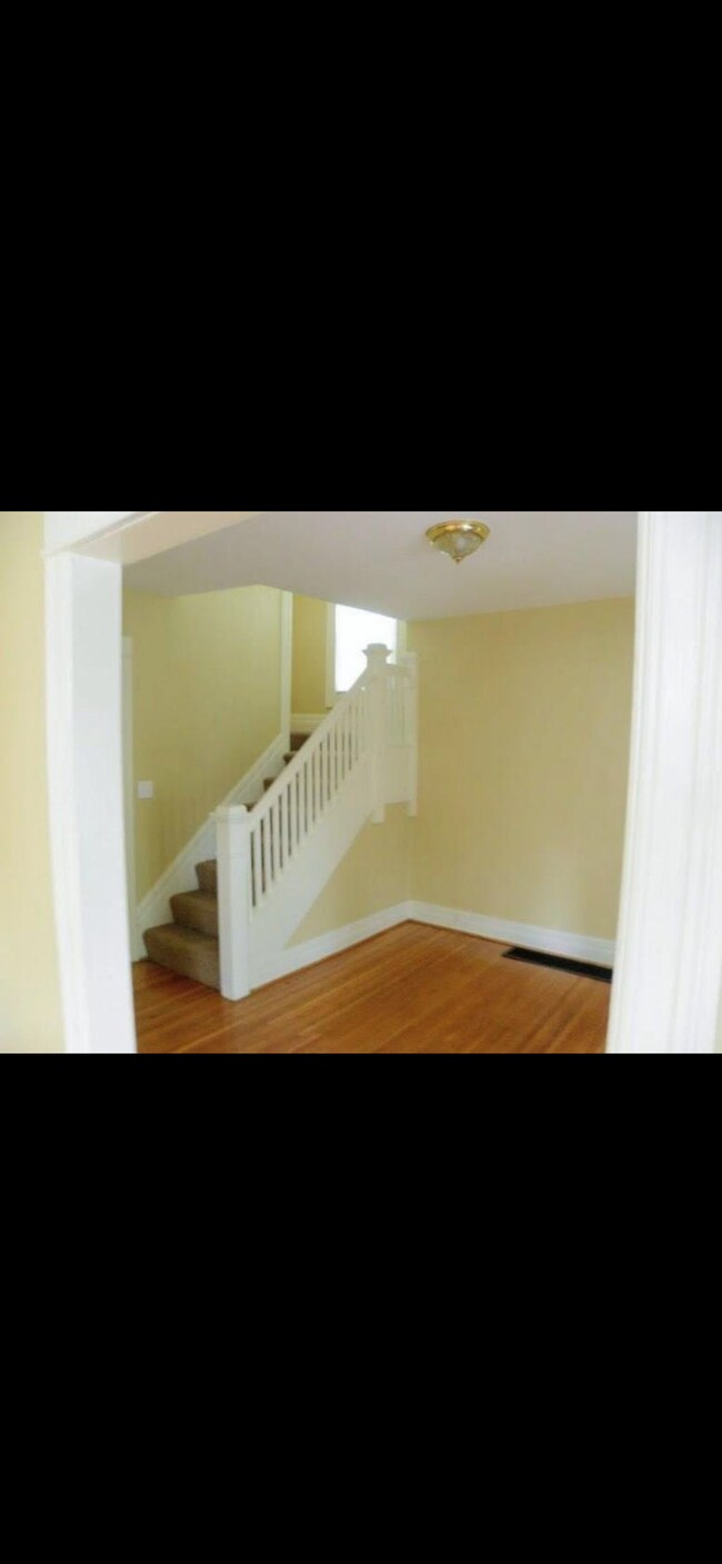 Building Photo - 174 Barton St