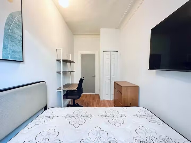 Building Photo - Furnished room/NOT APARTMENT