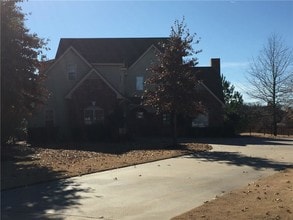 Building Photo - 2510 S Greens Way