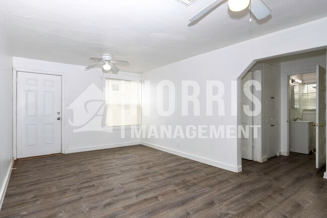 Building Photo - Multi-Unit Space Available NOW!