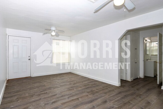 Foto del edificio - Multi-Unit Space Available NOW!