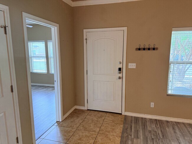 Foto del edificio - 7230 Barksdale Ln