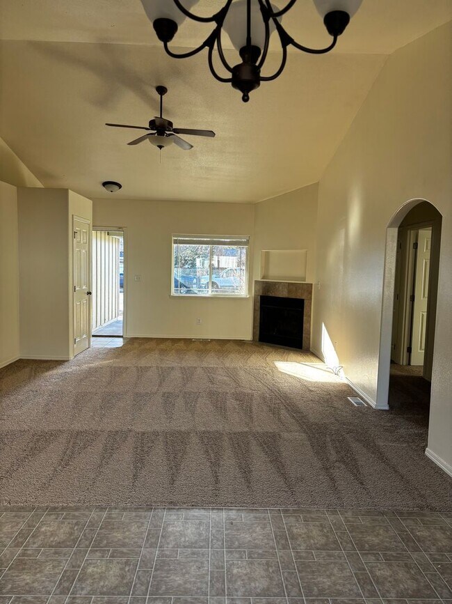 Foto del edificio - SE Bend House, Gas Heat/Fireplace, Fenced Yard, Dbl. Garage, Pets Considered!
