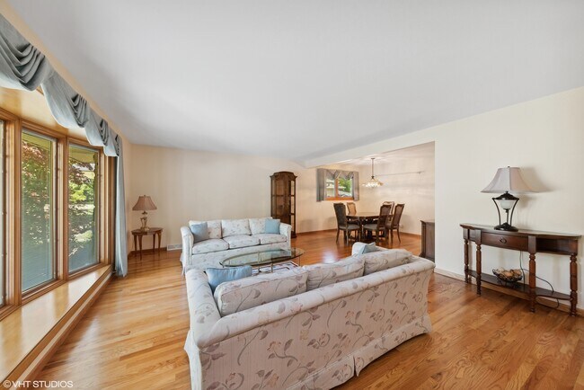 Foto del edificio - 1807 N Larch Dr