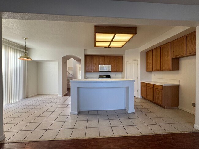 Building Photo - Beautiful Home with 4 Bedrooms and 3 Bathrooms in a Convenient Location!