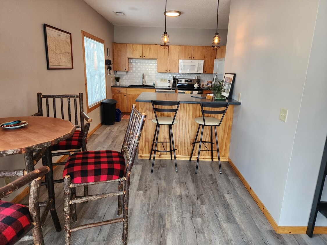 Building Photo - 1309 8th St SE