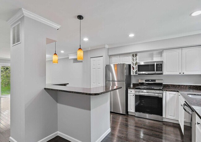 Building Photo - 3BR/3.5BA Townhome in Gated Stoneleigh Summit | Lower-Level Bedroom | Near Stoneleigh Elementary
