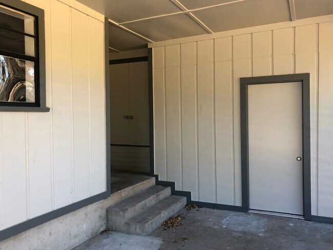 Foto del edificio - 3bed/1.5bath w/ Carport