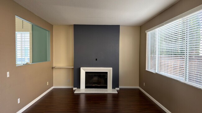 Foto del edificio - Spacious two-story home with functional layout and strong natural light in a well-maintained Ocea...