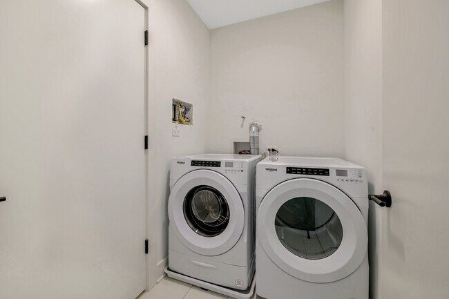 Building Photo - 3001 N Southport Ave