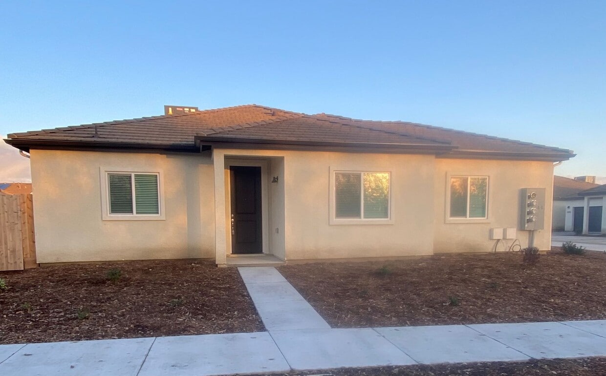 Primary Photo - 3928-3928 S Burke St