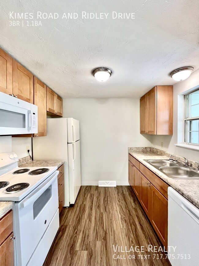 Building Photo - ONE MONTH FREE RENT! Large 3-bed Duplex in...