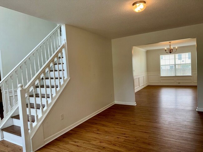 Building Photo - Huge 5 Bedroom Home with Sooo Much Space!