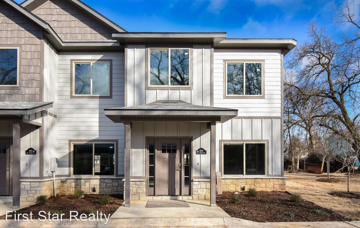 Primary Photo - 3 br, 2.5 bath House - 404 NW Retreat Ln