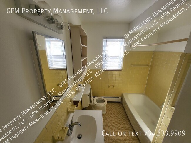 Foto del edificio - 2436 Fort Park Blvd