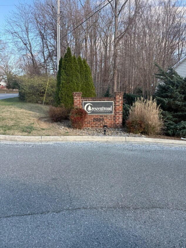 Primary Photo - Pet Friendly 3 bedroom, 3 1/2 bathroom townhome in Crescentwood close to Liberty University and L...