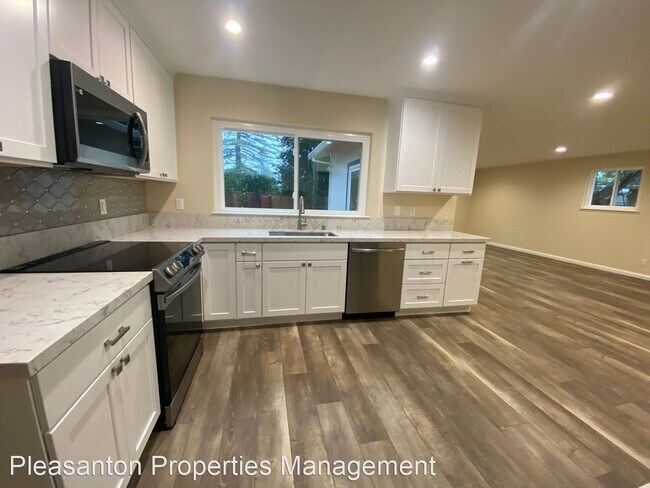 Foto del edificio - 5 br, 2.5 bath House - 4549 Sandalwood Dr.