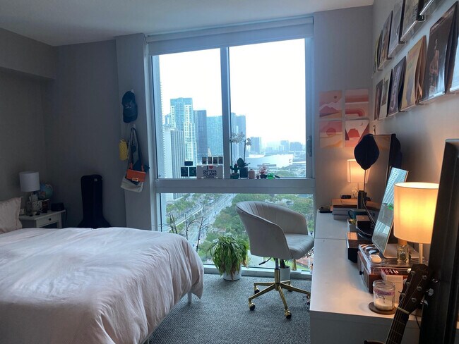 Foto del edificio - 325 S Biscayne Blvd